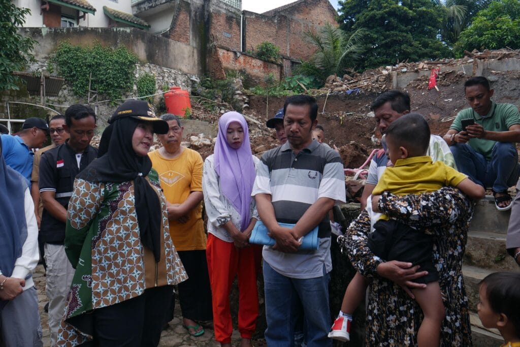 DIPLOMASI_COID_BandarLampung_EvaDwiana_Bantu_Korban_Longsor 2